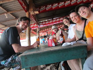 La fine équipe dans le bistrot sur la plage du Salvador